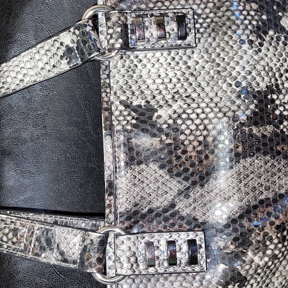❤Simply Vera Wang Large Faux Snakeskin Tote Purse❤ - Picture 4 of 16